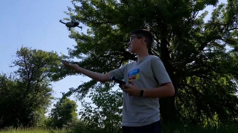 Patnáctiletý nadšenec do dronů pomáhal armádě zjišťovat ruské pozice